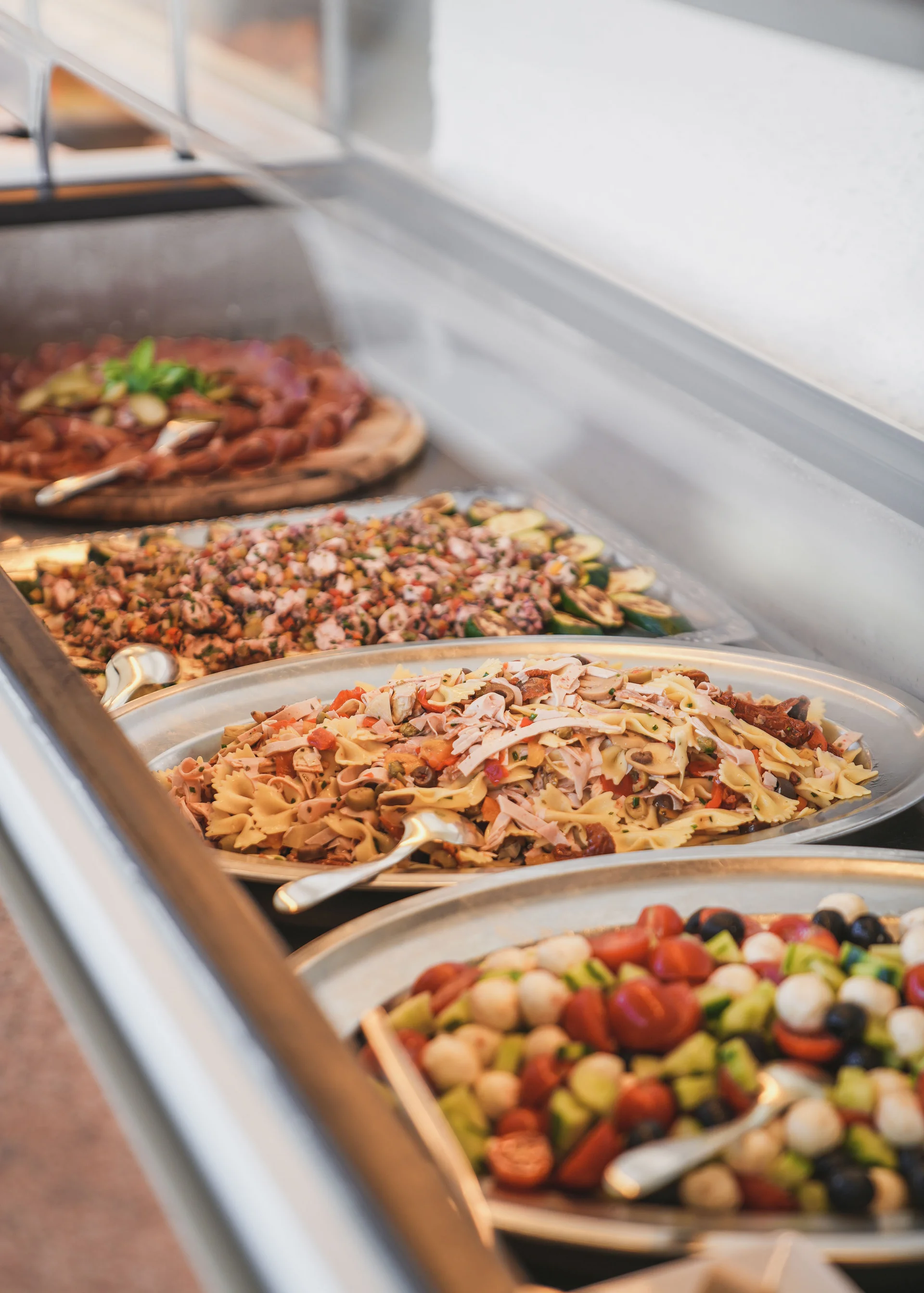 Echt genießen im Hotel mit ¾-Pension Verschiedene italienische Gerichte in einer Buffetvitrine