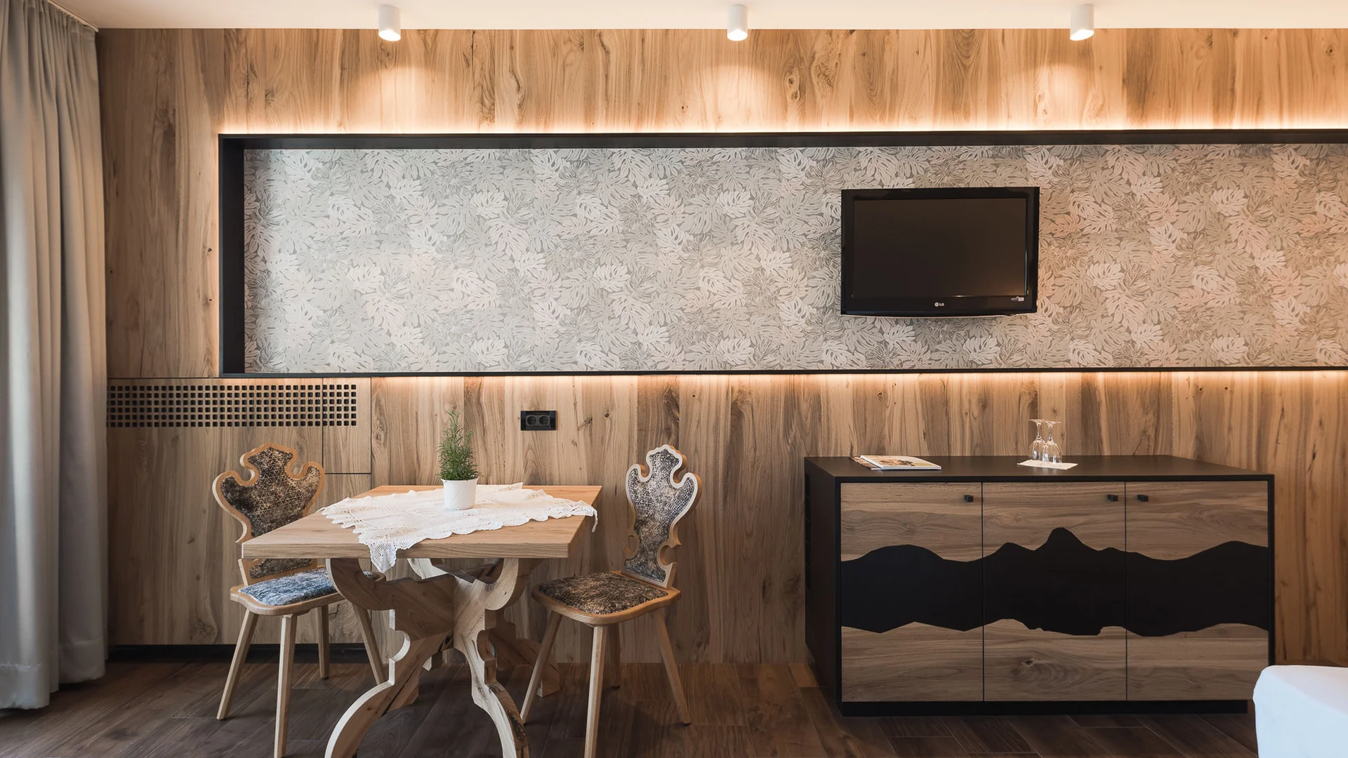 Impressionen in #echtzeit Moderner Holztisch mit zwei Stühlen und Wand mit TV und Sideboard