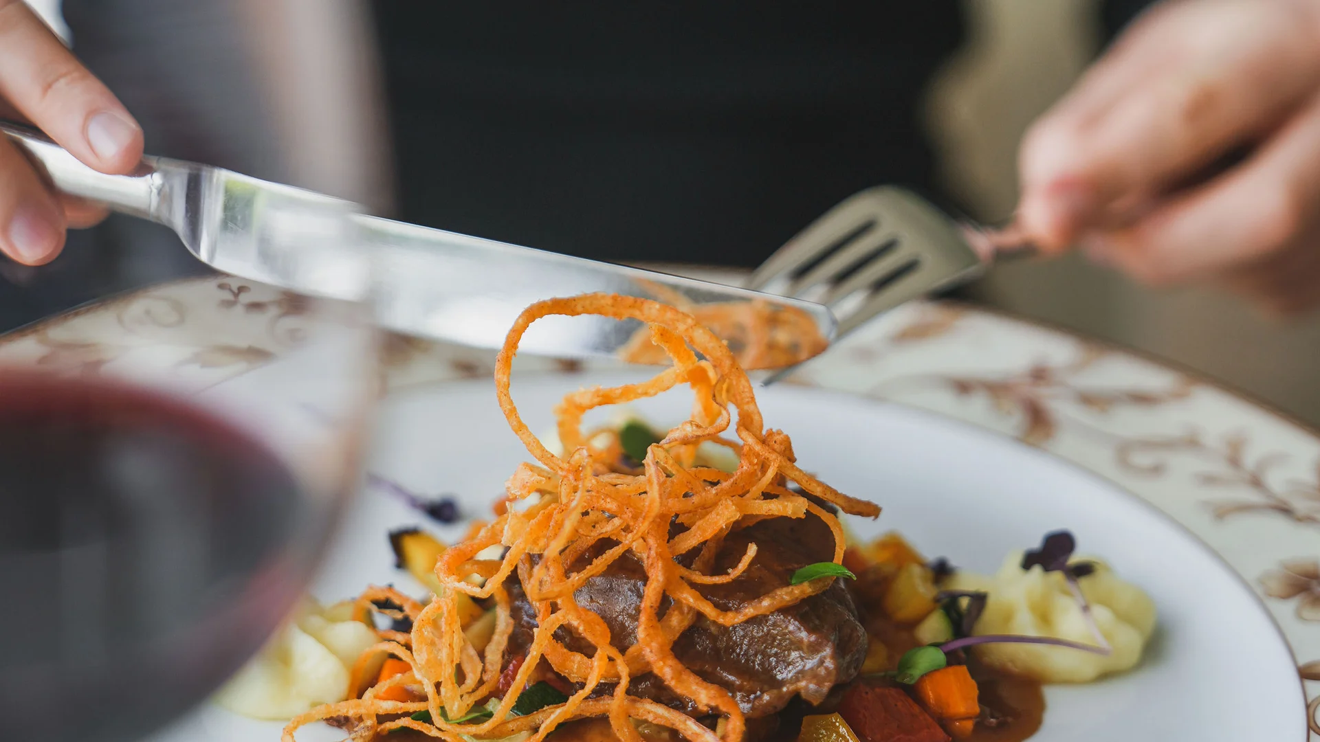 Euer Hotel in Schenna für Momente in #echtzeit Gourmetgericht mit Fleisch, Gemüse und Kartoffelpüree auf dekoriertem Teller