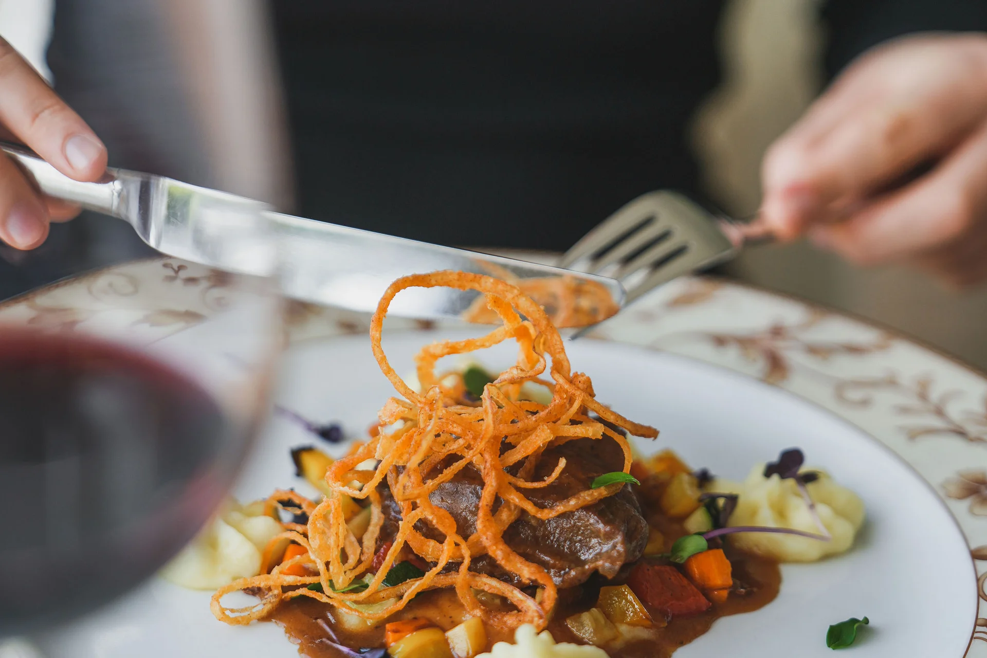 Euer Hotel in Schenna für Momente in #echtzeit Gourmetgericht mit Fleisch, Gemüse und Kartoffelpüree auf dekoriertem Teller