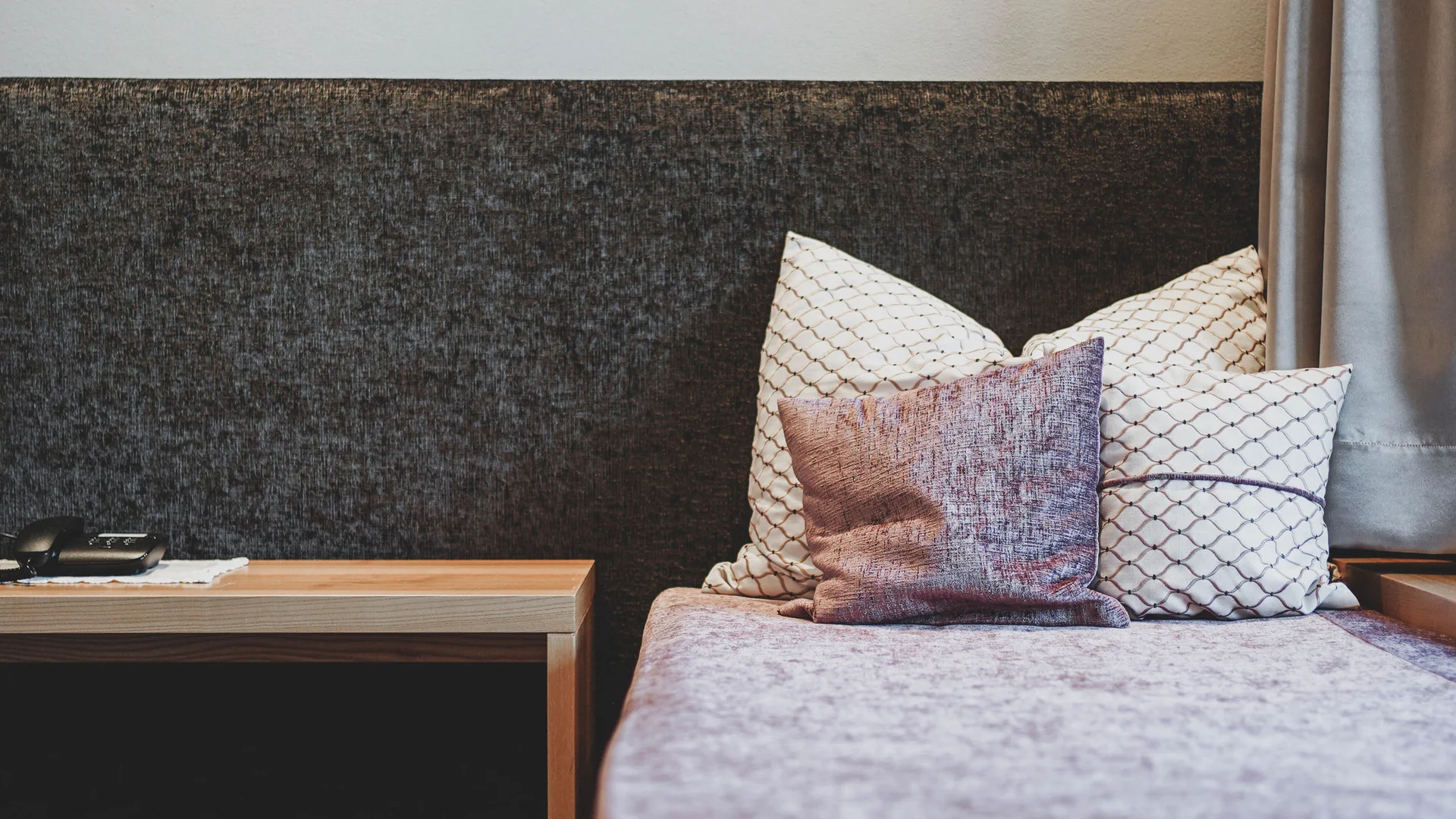 Impressionen in #echtzeit Gemütliches Schlafzimmer mit Bett, Kissen und Nachttisch unter einem Orchideenbild