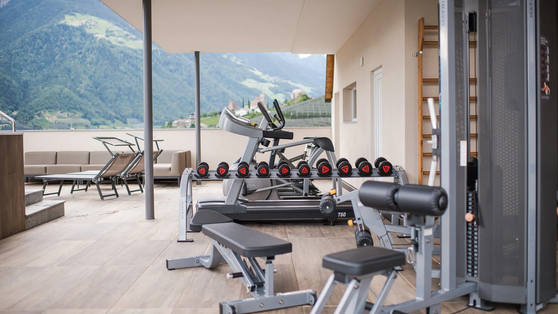 Impressionen in #echtzeit Fitnessgeräte auf überdachtem Balkon mit Bergblick