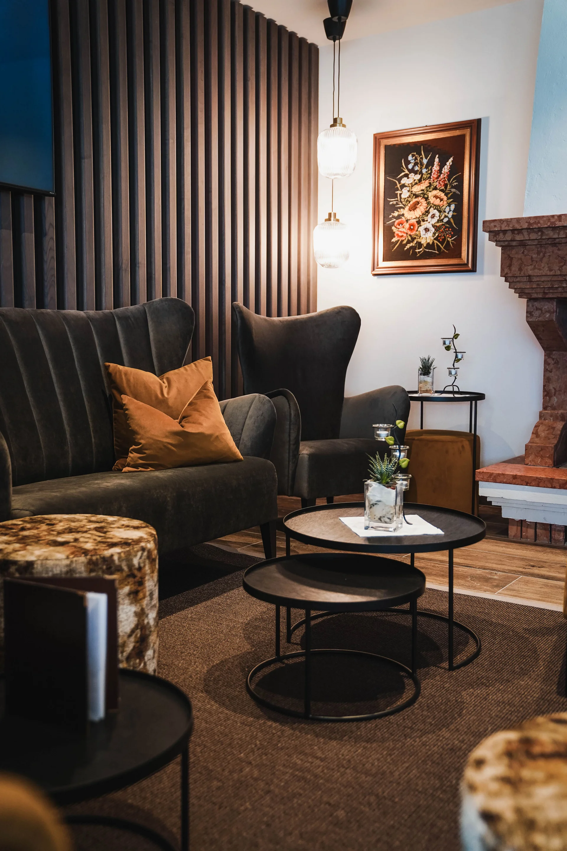 Das Herzstück des Kröll: unsere Bar und Lounge Gemütliches Wohnzimmer mit Sofa, Sessel und dekorativen Couchtischen
