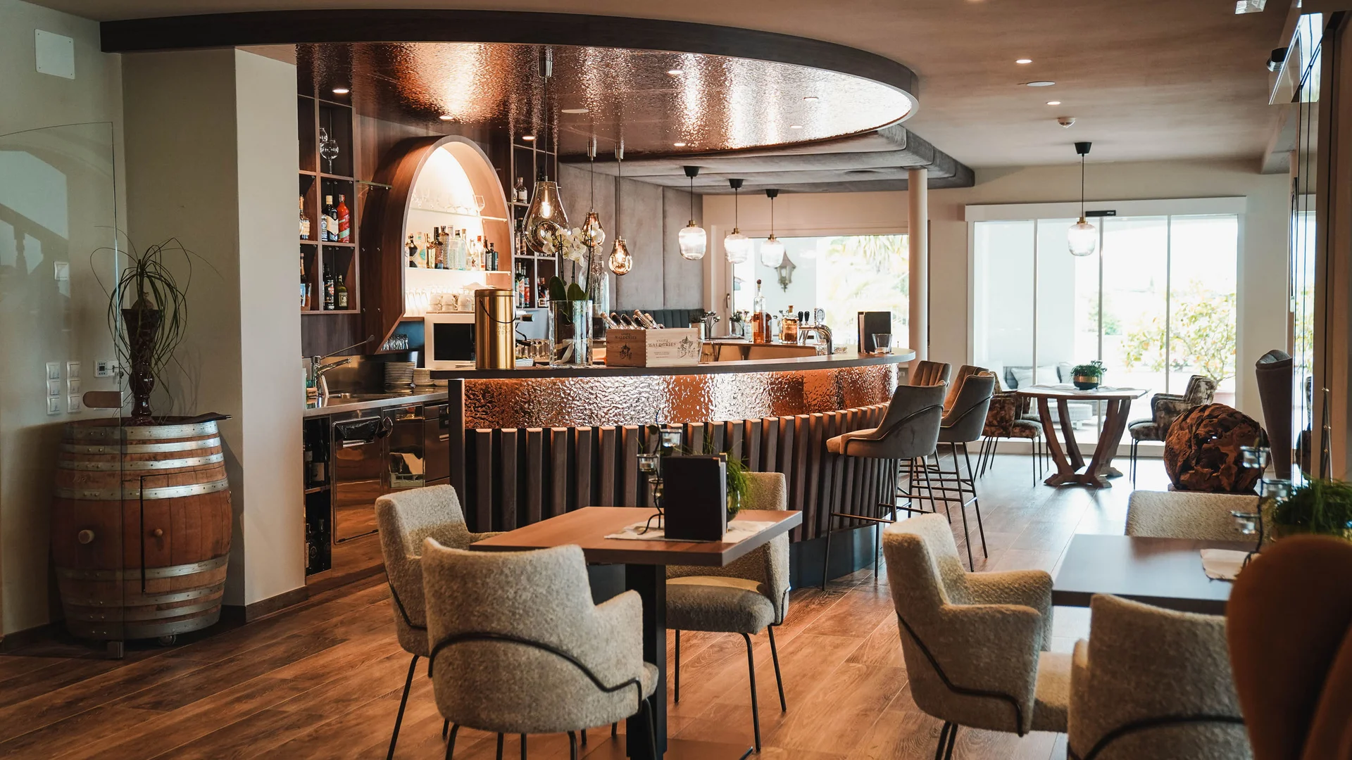 Impressionen in #echtzeit Moderner Restaurantinnenraum mit Bar, Tischen und gemütlichen Stühlen