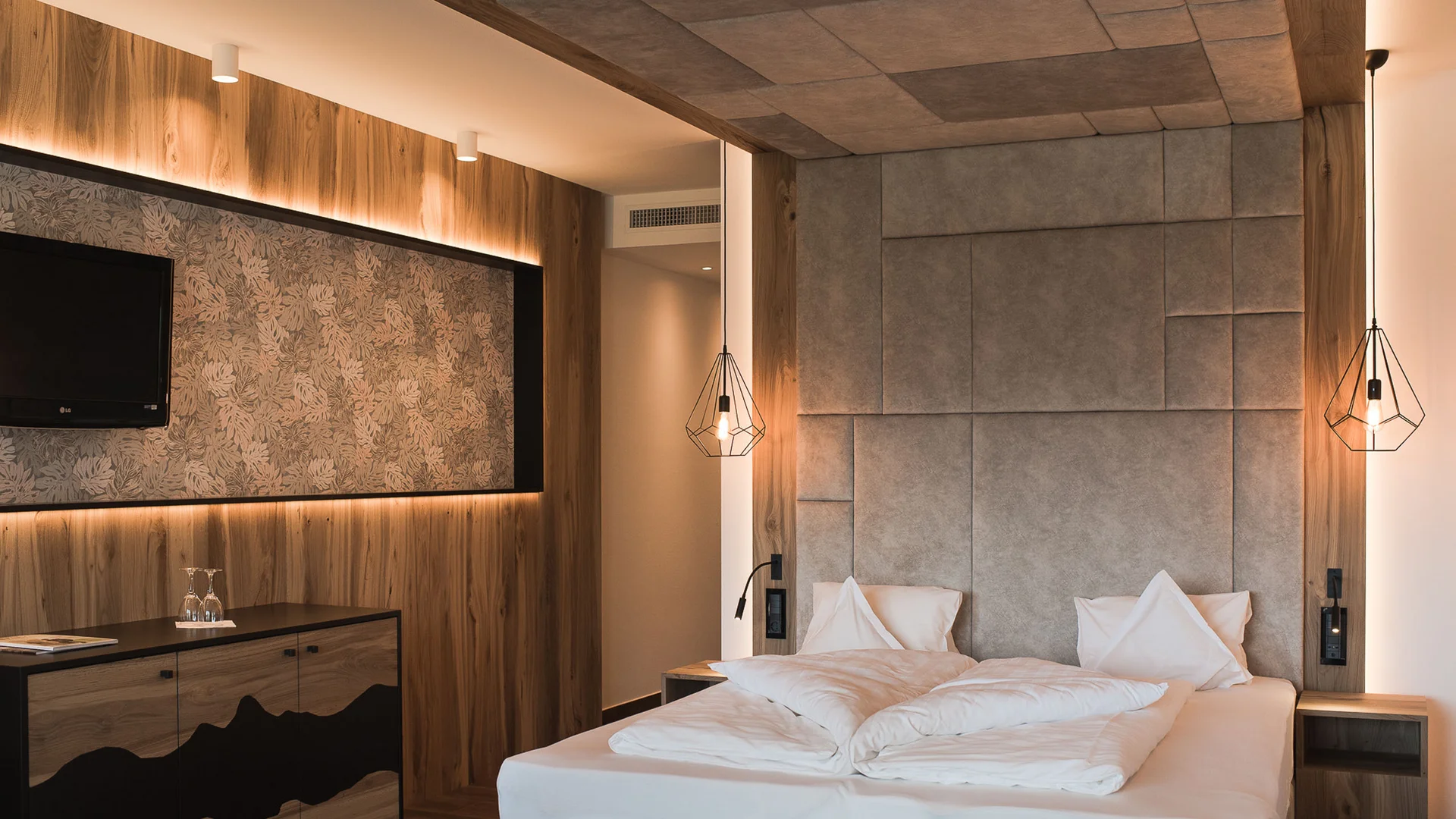 Impressionen in #echtzeit Modernes Hotelzimmer mit Doppelbett, Holzverkleidung und Fernsehgerät